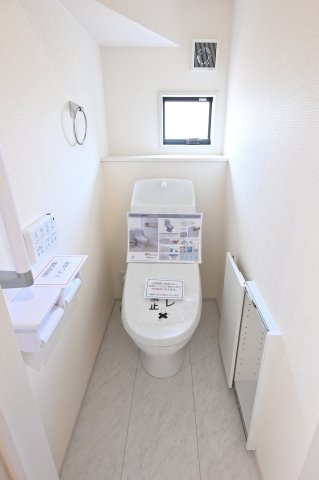 【トイレ】 | 大泉第16寄木戸　一建設 | 暖房便座などがついた洗浄機能付きトイレです。
