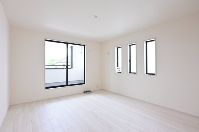 【洋室】 | 大泉第16寄木戸　一建設 | 2階のベッドルームはバルコニーとつながっています。
たっぷり光が入るので気持ちよく目覚められます♪ 