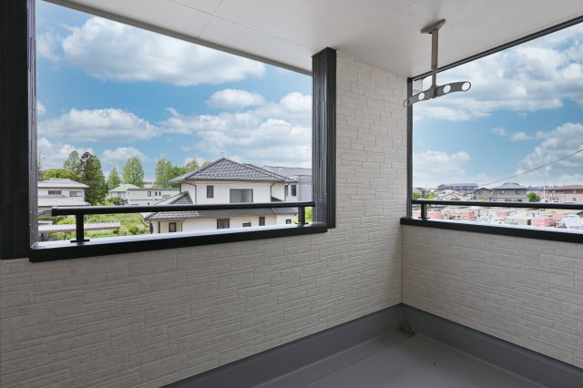 【バルコニー】 | 大泉第16寄木戸　一建設 | バルコニーは屋根付きのインナーバルコニーとなっております。
洗濯物を突然の雨から守ってくれます♪