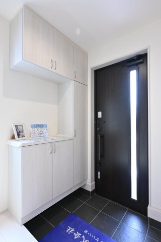 【玄関】 | 大泉第16寄木戸　一建設 | 明るい玄関がお出迎えします♪