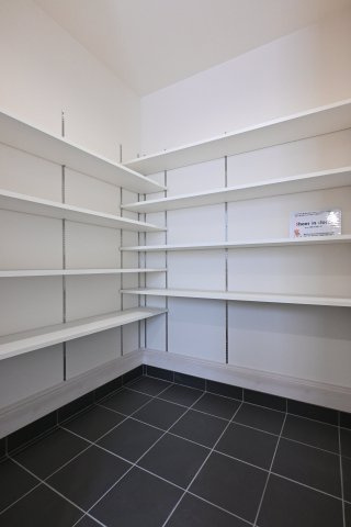 【収納】 | 大泉第16寄木戸　一建設 | 天井までの高さがあるたっぷり玄関収納。可動棚で調整可能ですので、背の高いブーツもすっぽり収まります。