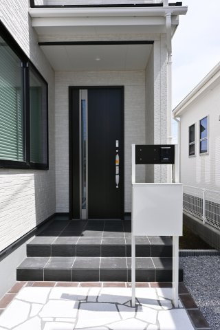 【玄関】 | 大泉第16寄木戸　一建設 | 屋根付きの玄関は雨の日のぬれずに出入りすることができます！
ダブルロックドアで防犯性も◎