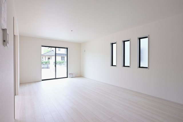 【居間・リビング】 | 大泉第16寄木戸　一建設 | 広々としていて明るい日差しもたくさん入ってきます。家具を置いてもゆとりある空間となっております♪