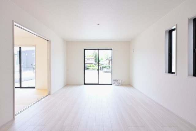 【居間・リビング】 | 大泉第16寄木戸　一建設 | 白を基調とした明るいフローリングが印象的なリビング。
家族団らんの時間をゆったりお過ごしください♪