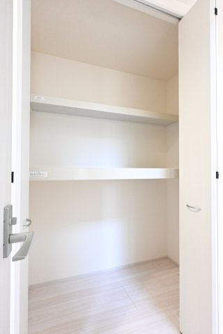 【収納】 | 大泉第16寄木戸　一建設 | キッチン横のパントリーは、お米や缶詰、パスタなどをストックしておけます♪
