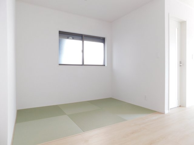 海部郡蟹江町錦１丁目の新築一戸建の居間・リビング|◇タタミコーナー◇　　お子様の遊び場やお昼寝スペースなどに利用できます♪