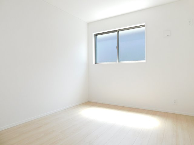 海部郡蟹江町錦１丁目の新築一戸建の洋室|◇洋室◇　　南面で明るい洋室５．２帖　全居室収納完備！