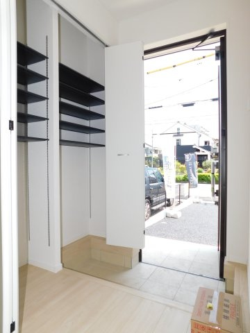 海部郡蟹江町錦１丁目の新築一戸建の玄関|◇玄関収納◇　　玄関がスッキリと片付く可動棚の収納完備！