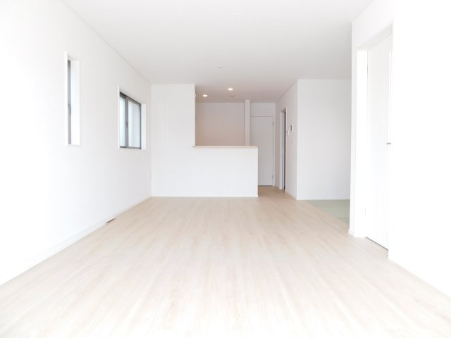 海部郡蟹江町錦１丁目の新築一戸建の居間・リビング|◇リビング◇　　南面で明るいリビング２０．５帖！　家族の会話が弾む対面キッチン♪