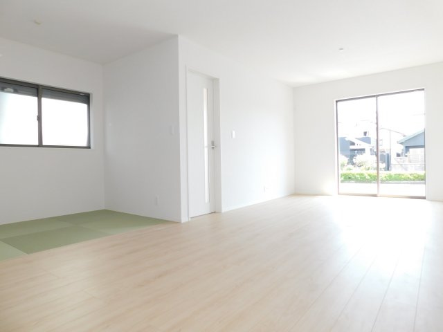 海部郡蟹江町錦１丁目の新築一戸建の居間・リビング|◇リビング◇　　南面で明るいリビング２０．５帖！　３．０帖のタタミコーナー付き♪