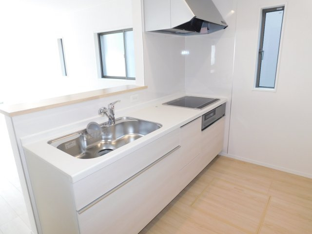 海部郡蟹江町錦１丁目の新築一戸建のキッチン|◇キッチン◇　　人気の対面式・ＩＨクッキングヒーター・人造大理石トップシステムキッチン・浄水器一体型水栓・静音仕様シンク・前面コンセント完備・床下収納庫など