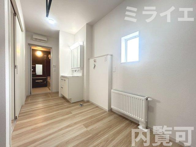【新築戸建】札幌市北区北26条西16丁目1棟の洗面所|広範囲を映すだけではなく、両サイドのミラー裏に収納棚を設け、洗面道具をスッキリ収納できる三面鏡タイプを採用しています。
同仕様物件
