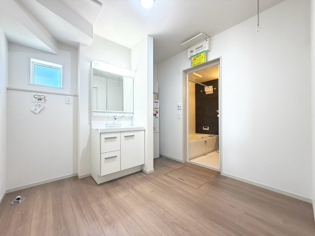 【新築戸建】札幌市北区北26条西16丁目1棟の洗面所|広範囲を映すだけではなく、両サイドのミラー裏に収納棚を設け、洗面道具をスッキリ収納できる三面鏡タイプを採用しています。