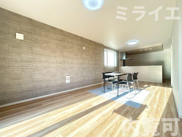【新築戸建】札幌市北区北26条西16丁目1棟の居間・リビング|【仲介手数料無料】【同仕様物件が内覧可能】です。
同仕様物件