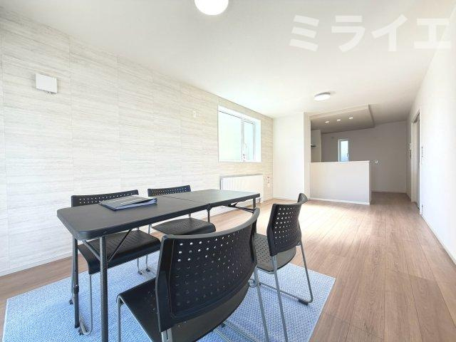 【新築戸建】札幌市北区北26条西16丁目1棟の居間・リビング|【仲介手数料無料】【内覧可能】です。
同仕様物件