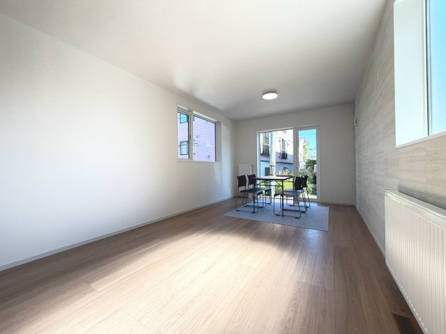 【新築戸建】札幌市北区北26条西16丁目1棟の居間・リビング|リビングが見渡せる対面キッチンを採用。