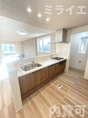 【新築戸建】札幌市北区北26条西16丁目1棟のキッチン|広々システムキッチンは、シンク・調理部分だけではなく、小物から大きな調理器具まで収納でき、出し入れもスムーズな収納充実プランを採用。床下収納あり。食洗器付！
同仕様物件