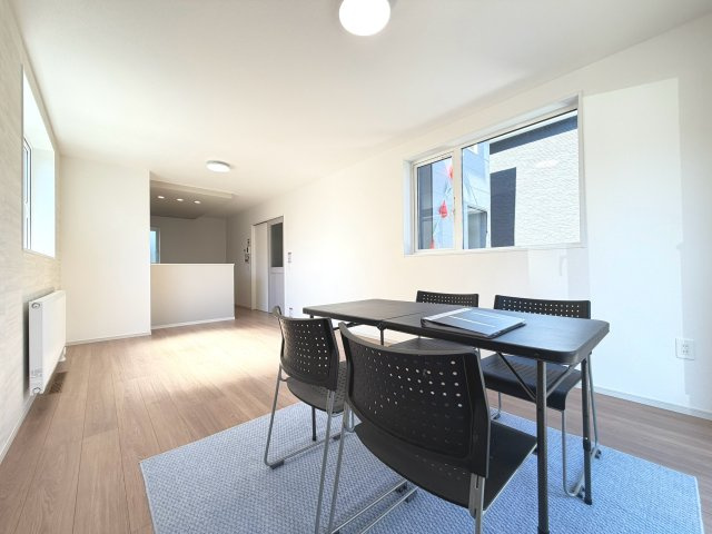 【新築戸建】札幌市北区北26条西16丁目1棟の居間・リビング|リビングが見渡せる対面キッチンを採用。
