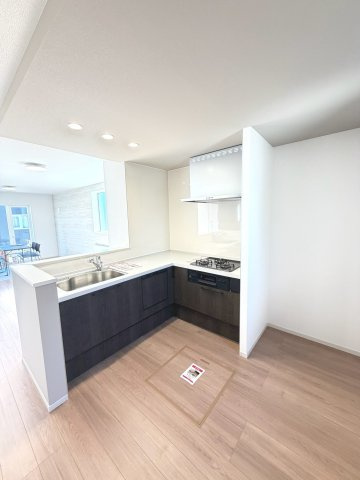 【新築戸建】札幌市北区北26条西16丁目1棟のキッチン|広々システムキッチンは、シンク・調理部分だけではなく、小物から大きな調理器具まで収納でき、出し入れもスムーズな収納充実プランを採用。床下収納あり。食洗器付！