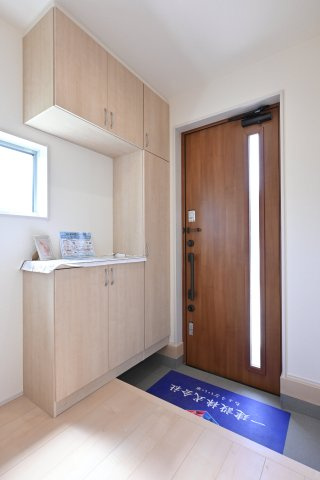 【玄関】 | 一建設　大泉第16寄木戸 | 大容量のシューズボックス付き！木目調の温かい雰囲気の玄関です♪