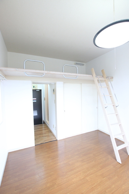 日が当たり明るい印象のお部屋です