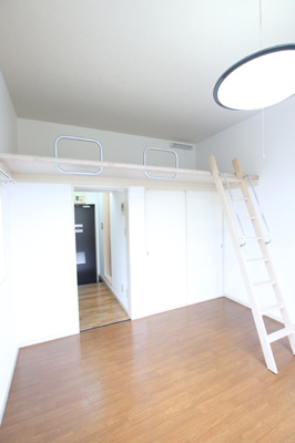 日が当たり明るい印象のお部屋です