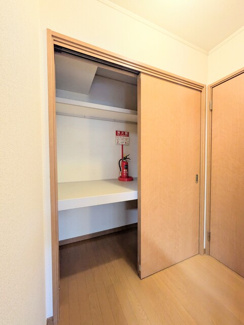 階段を上がったところに収納があります★
