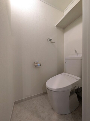 多機能便座付きのトイレです♪