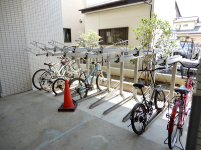 駐輪場　(各世帯１台)