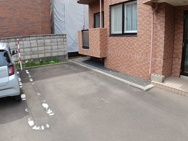 グレイシャス西麻生の駐車場