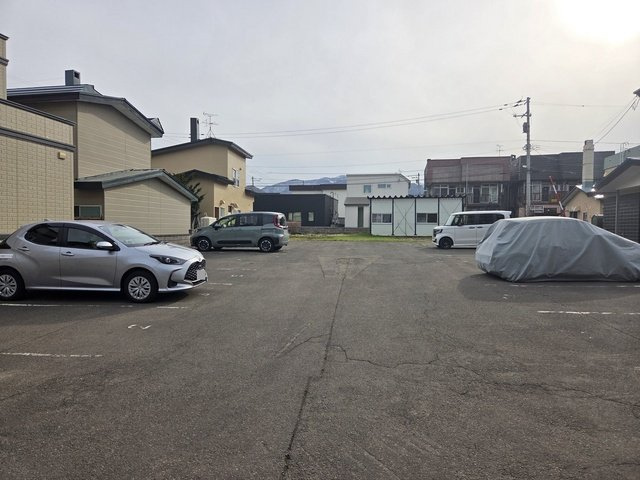 プランドール西野の駐車場