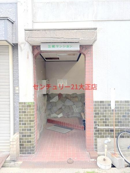 大阪市大正区平尾４丁目の賃貸マンションのエントランス