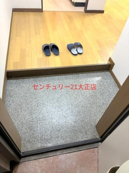 大阪市大正区平尾４丁目の賃貸マンションの玄関