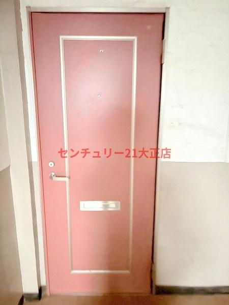 大阪市大正区平尾４丁目の賃貸マンションの玄関