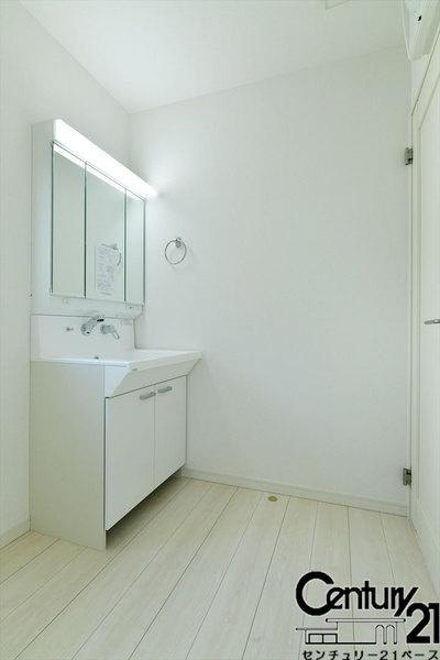 柏原市田辺１丁目の新築一戸建の内観：施工例|■三面鏡タイプのミラーキャビネット！収納スペースも豊富です！■