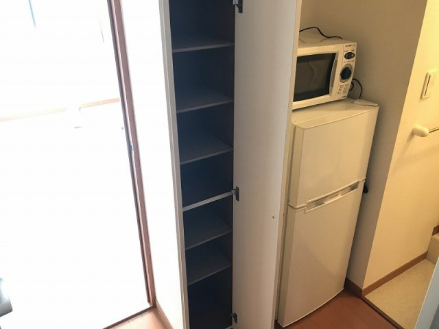 レオパレスレイフェアリーの玄関|下駄箱はキッチン横に設置