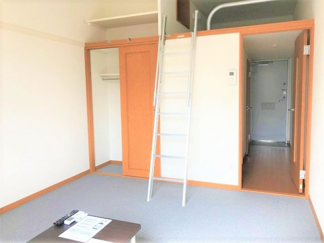 レオパレスレイフェアリーの居間・リビング|1階床はフローリングです(現状優先)