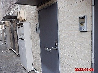 レオパレスロブレの玄関
