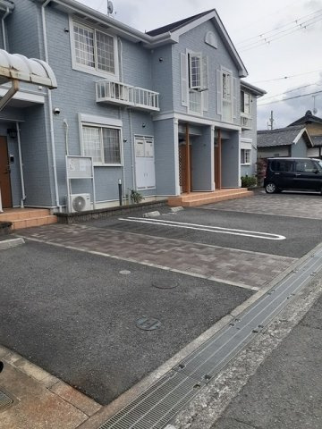 スイ－トピ－２番館の駐車場