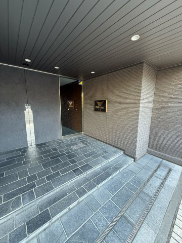 パレステージ大島のエントランス|石調タイルが映える、重厚感あるエントランス。上質で落ち着いた空間が住まいの第一印象を高めます。
