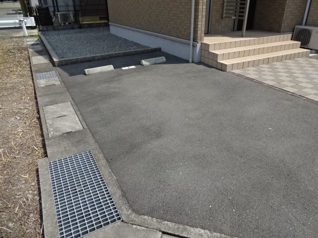 姫路市飾磨区山崎のハイツの駐車場
