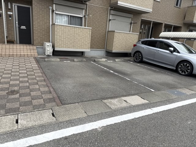 姫路市飾磨区山崎のハイツの駐車場