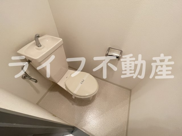 ハイツクレセントのトイレ|落ち着いた色調のトイレです
