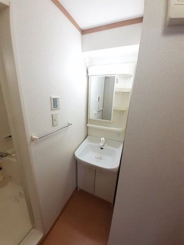熊本市北区鶴羽田町のアパートの洗面所|スペースが確保できる洗面所です