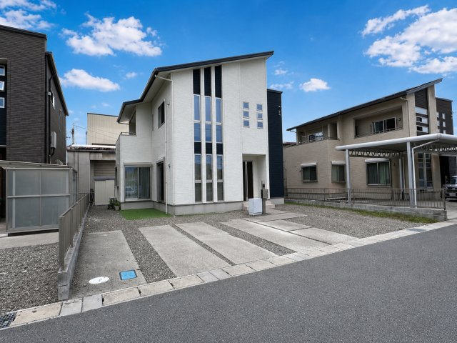 中古戸建　大垣市青柳町一丁目　令和元年築の駐車場