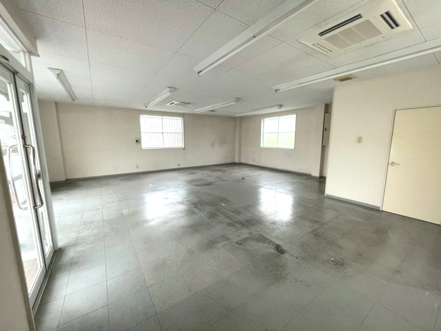小向町字西小向事務所の内装