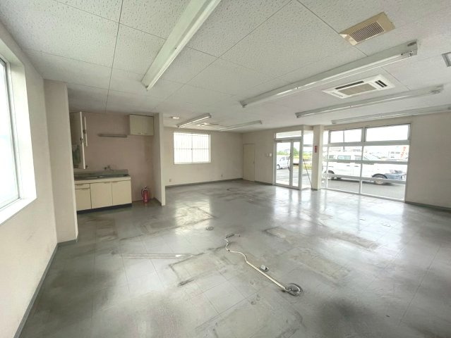 小向町字西小向事務所の内装