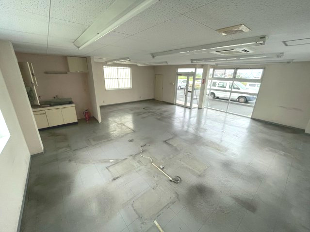 小向町字西小向事務所の内装