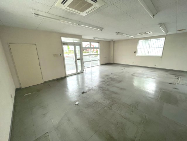 小向町字西小向事務所の内装