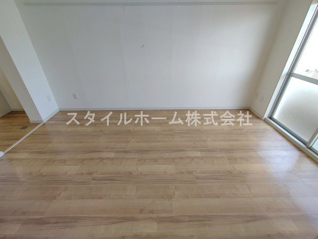 サンシャトレ神ノ輪の居間・リビング|別部屋写真です。